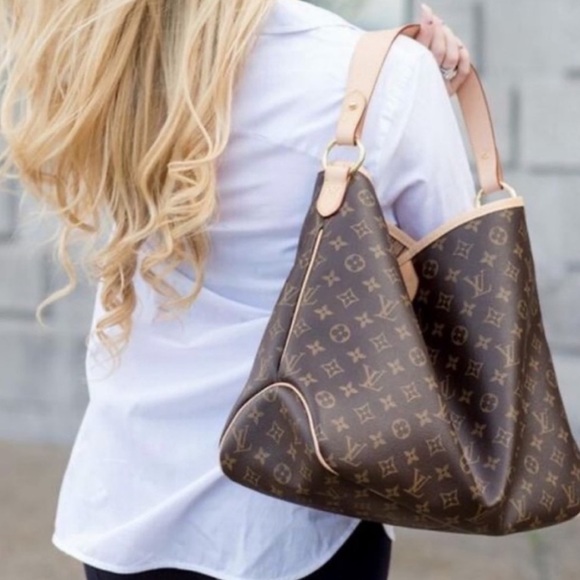 Louis Vuitton Handbags - 🌺STUNNING🌺 Delightful Shoulder bag